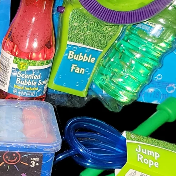 BUBBLE FUN BUNDLE!! INCLUDES 6 DIFFERENT ITEMS! THIS  WILL MAKE HOURS OF FUN! - Picture 7 of 7